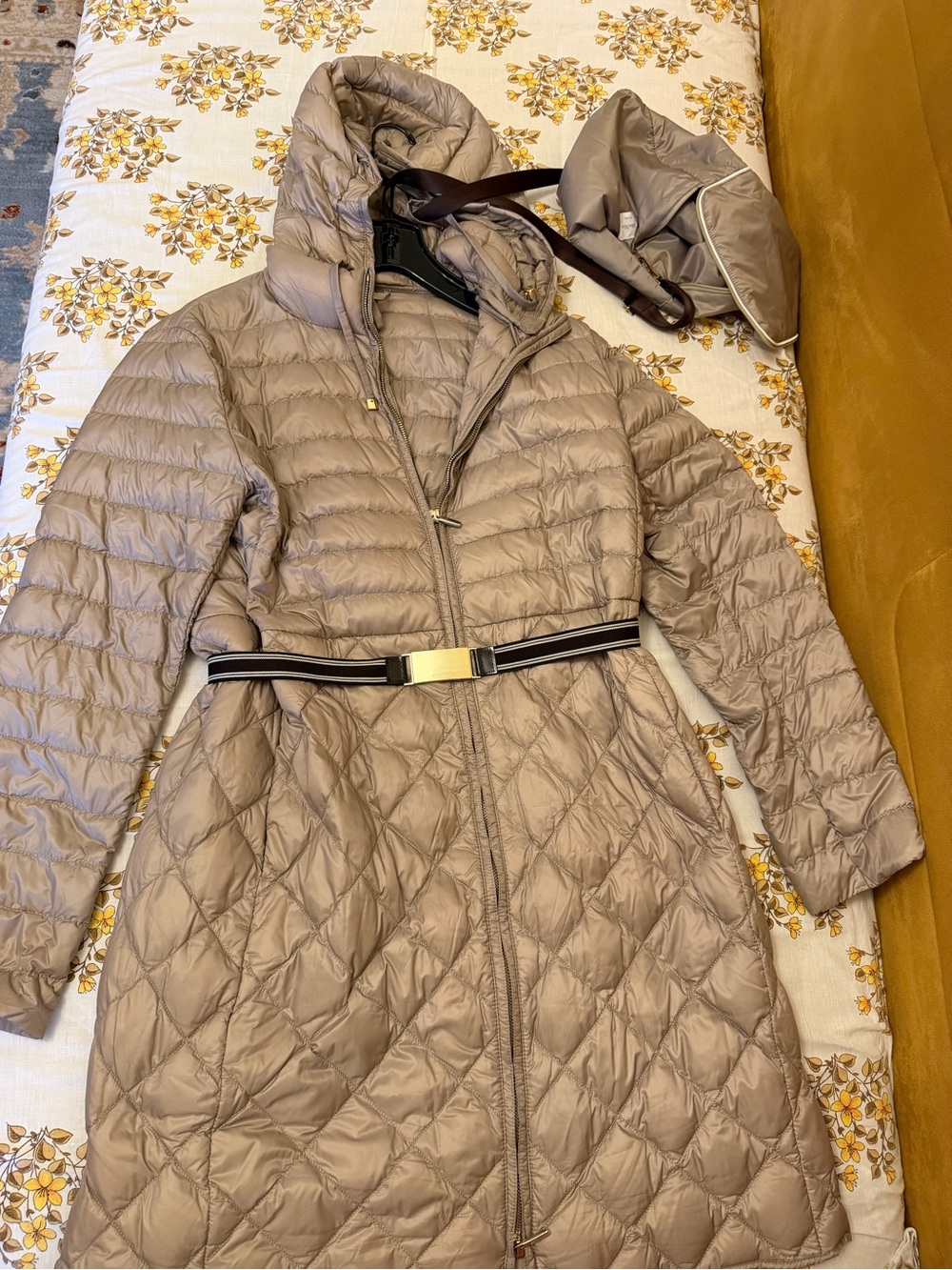 MaxMara light down jacket.size  Medium